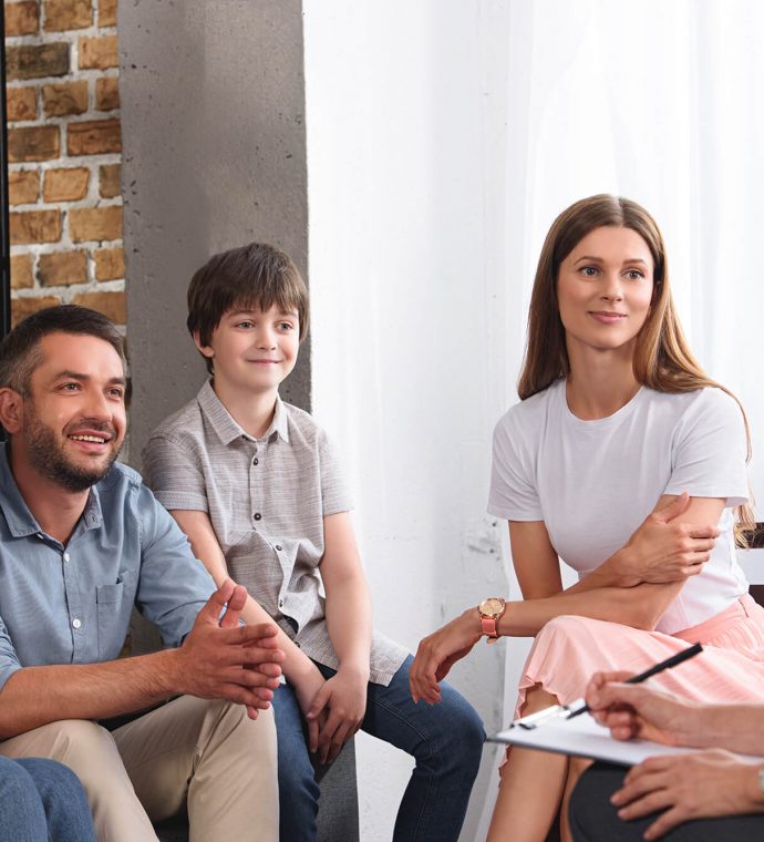 happy-family-sitting-on-therapy-session-by-female-7M4DL87.jpg